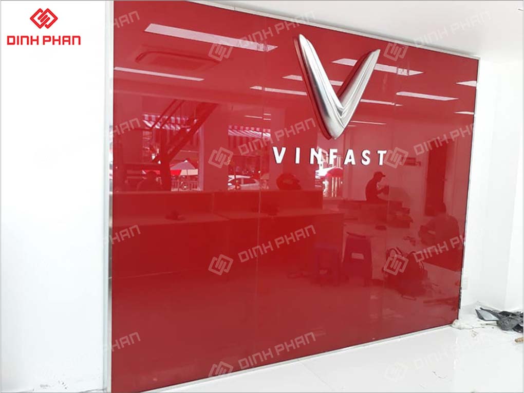 Logo showroom Vinfast có mặt dựng alu
