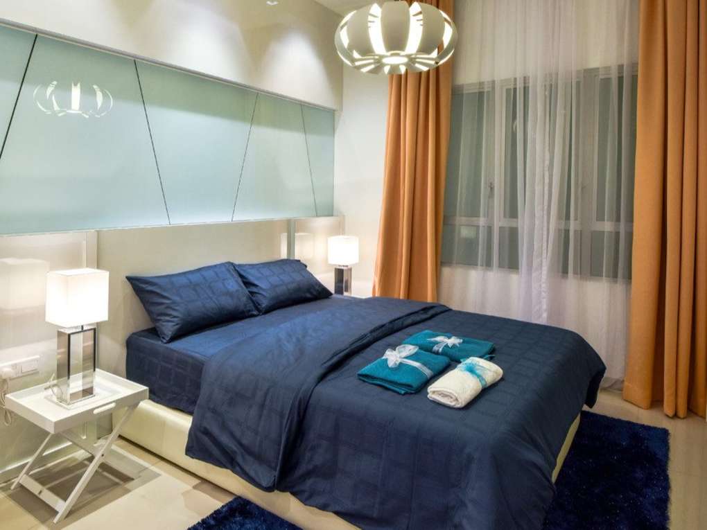 thiết kế phòng ngủ vợ chồng với Tường kính và đèn trần hình tròn