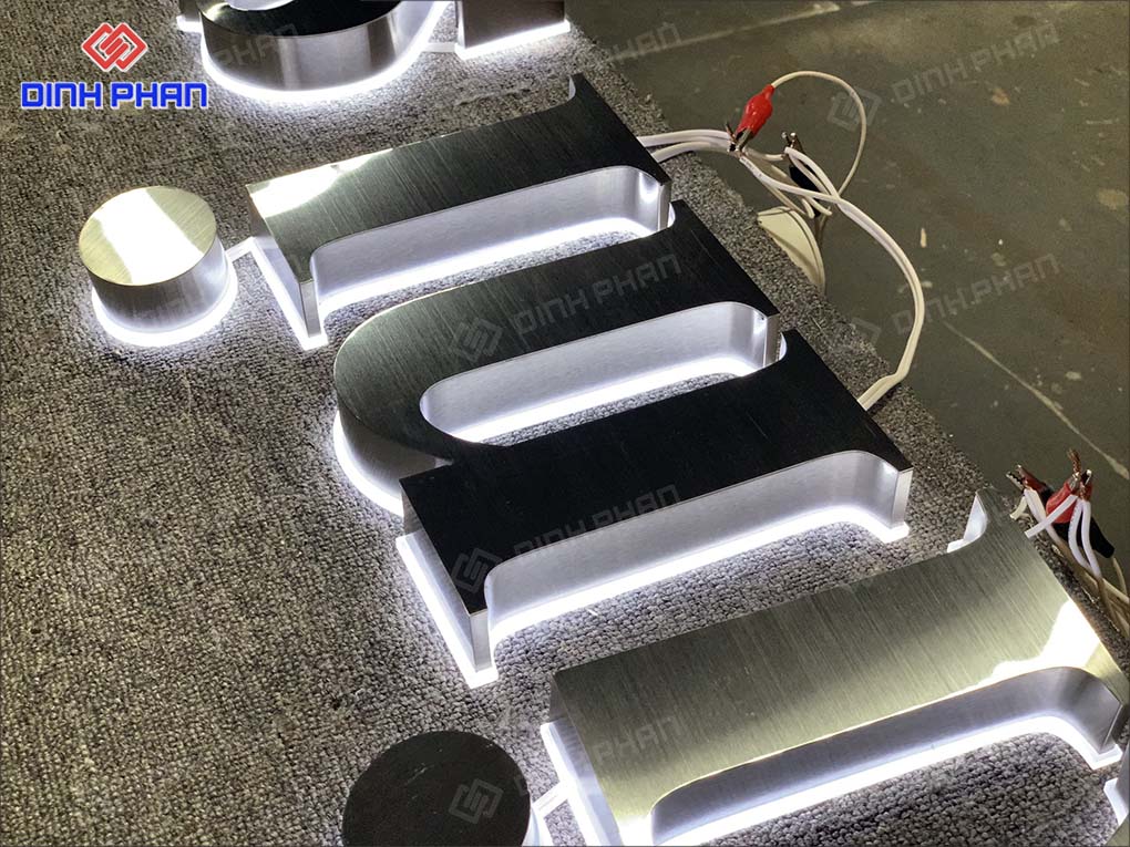 Bảng hiệu chữ nổi đèn LED tại Đắk Lắk sáng đẹp Bảng hiệu chữ nổi inox đèn LED sáng chân tại Đắk Lắk