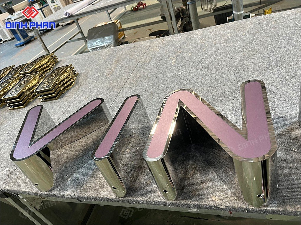Gia công chữ nổi mica chất lượng cao, trọn gói Chữ nổi inox mặt mica