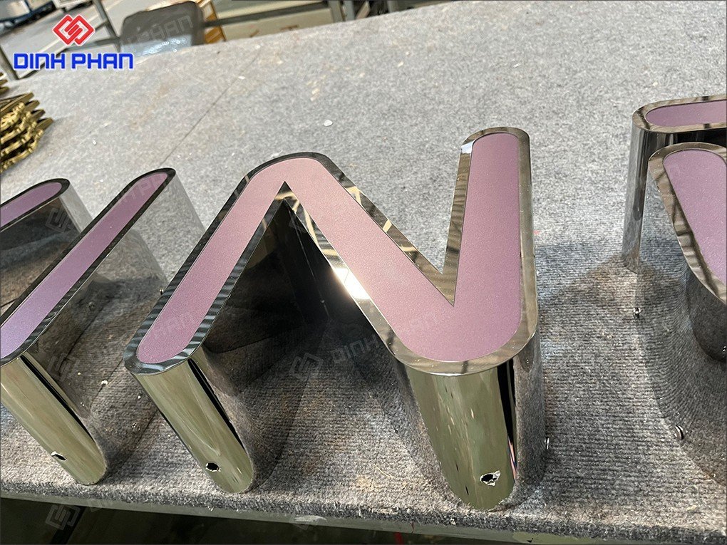 Gia công chữ nổi mica chất lượng cao, trọn gói Chữ nổi inox mặt mica