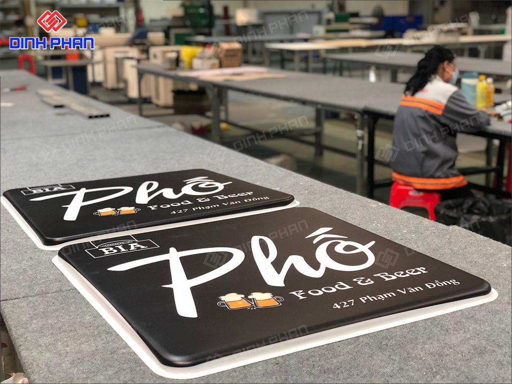 Bảng hiệu hộp đèn mica