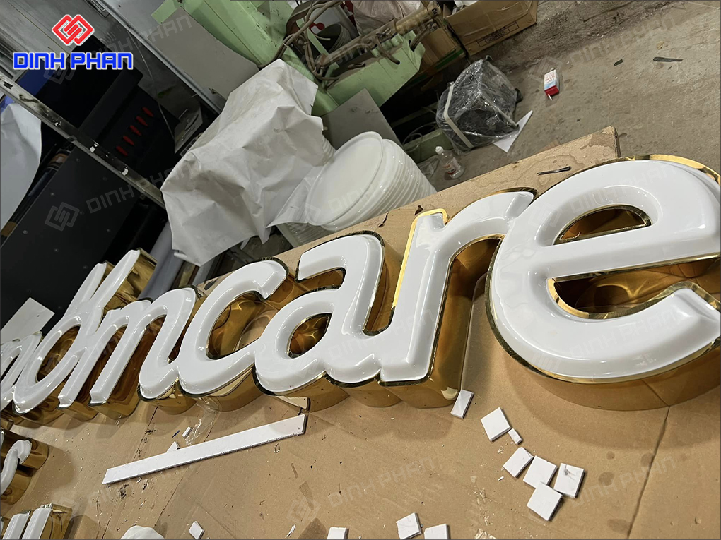 Bảng hiệu chữ mica hút nổi