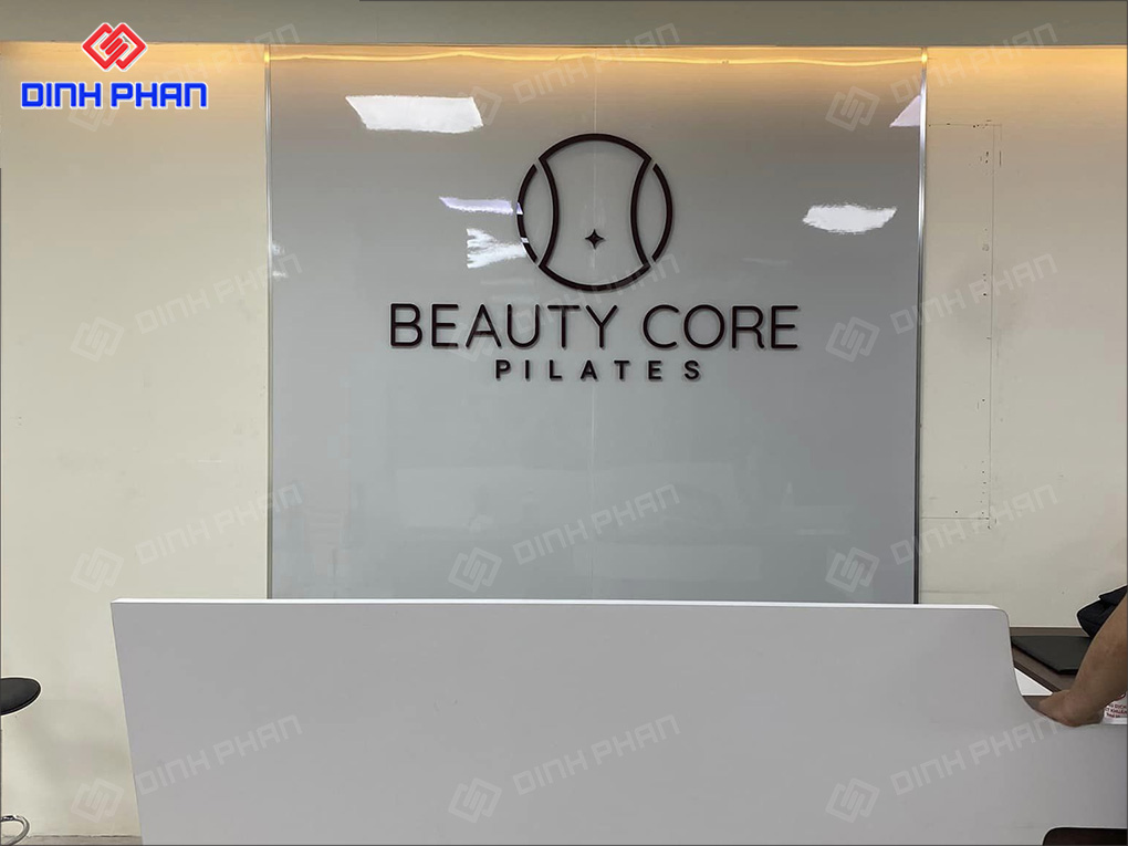 Bảng hiệu spa thiết kế đơn giản với chữ nổi và logo tại Đắk Lắk