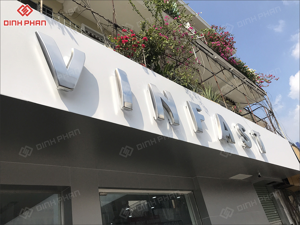 Làm bảng hiệu showroom ô tô Vinfast