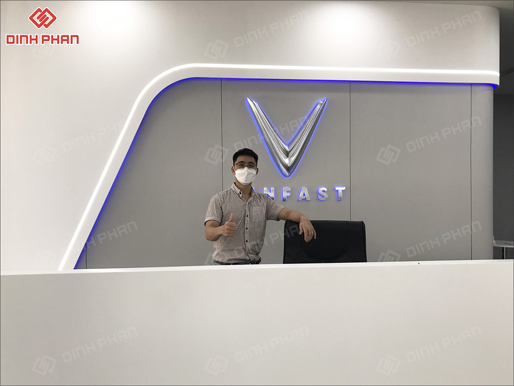 Bảng hiệu trong showroom